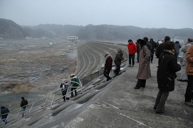 Защитная стена высотой 6 метров в Мияко, которую цунами перелетело и смыло много домов.