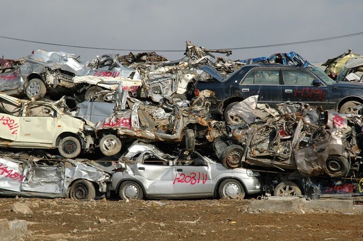 Аккуратно складированные автомобили.